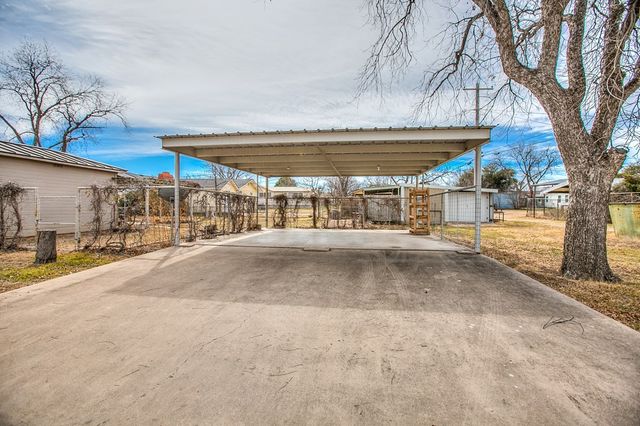 200 Sharp Avenue, Ballinger, TX 76821