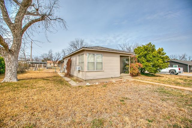200 Sharp Avenue, Ballinger, TX 76821