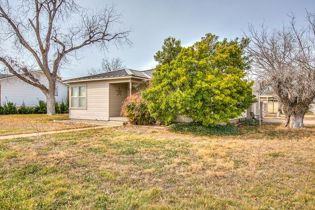 200 Sharp Avenue, Ballinger, TX 76821