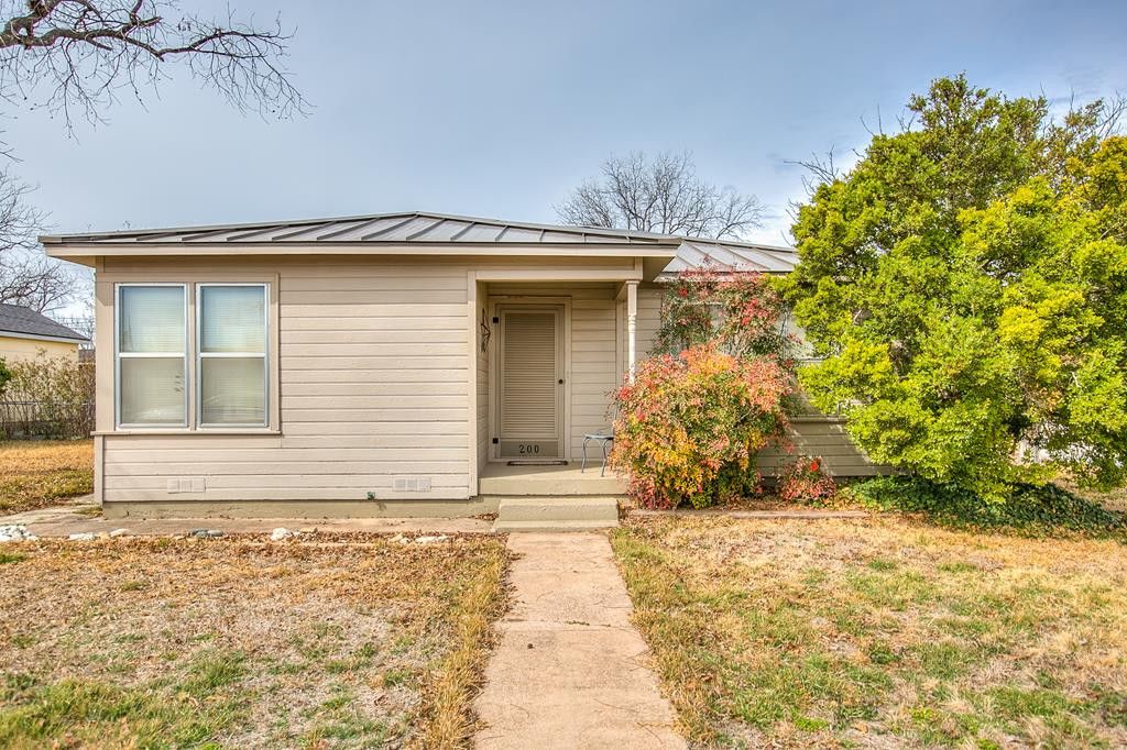 200 Sharp Avenue, Ballinger, TX 76821