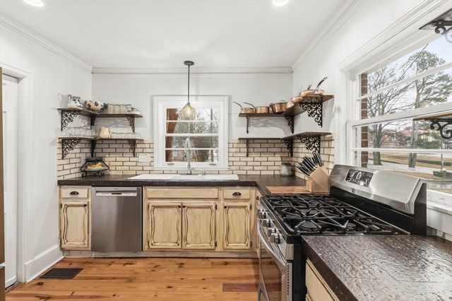 110 W POPLAR AVE, Collierville, TN 38017