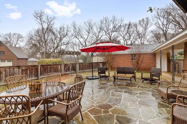 110 W POPLAR AVE, Collierville, TN 38017