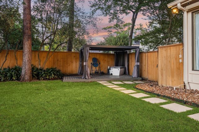 918 Huntington Cove, Houston, TX 77063
