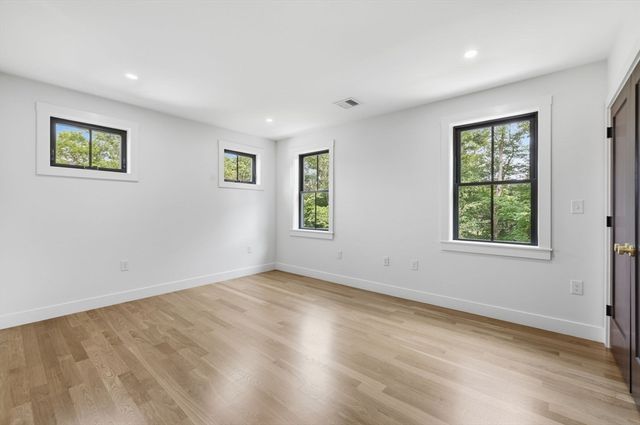 4 Eastern Ave, Burlington, MA 01803