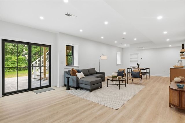 4 Eastern Ave, Burlington, MA 01803