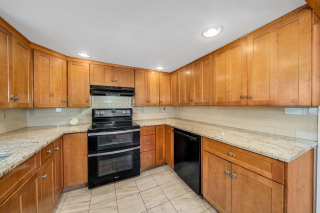 15 Lincoln Ct, Amesbury, MA 01913