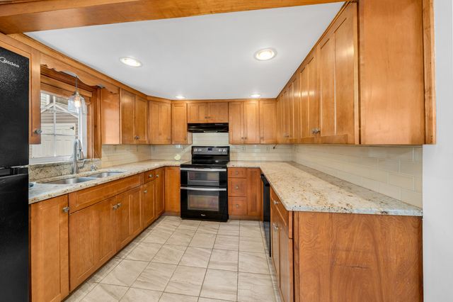 15 Lincoln Ct, Amesbury, MA 01913