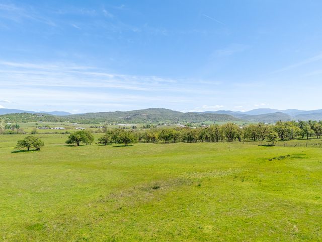 1918 Stevens Road, Eagle Point, OR 97524