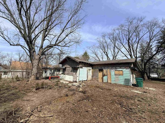 3230 S Oakhill Avenue, Janesville, WI 53546