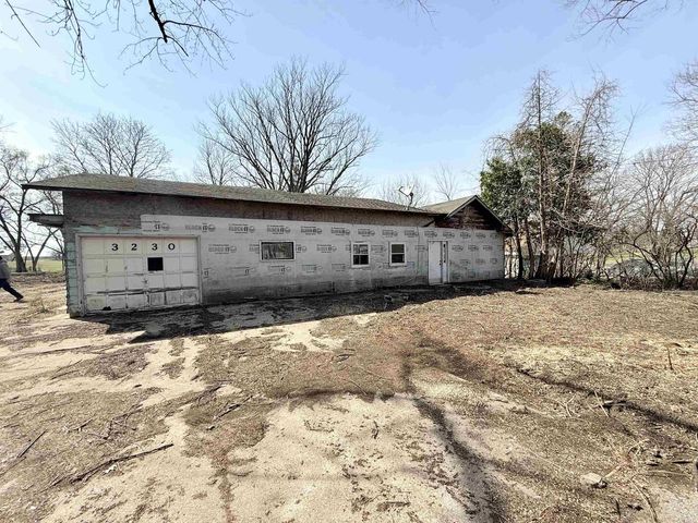 3230 S Oakhill Avenue, Janesville, WI 53546