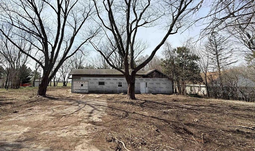 3230 S Oakhill Avenue, Janesville, WI 53546