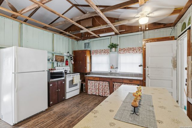 842 Burkett, Seguin, TX 78155