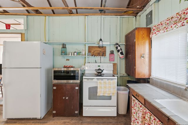 842 Burkett, Seguin, TX 78155