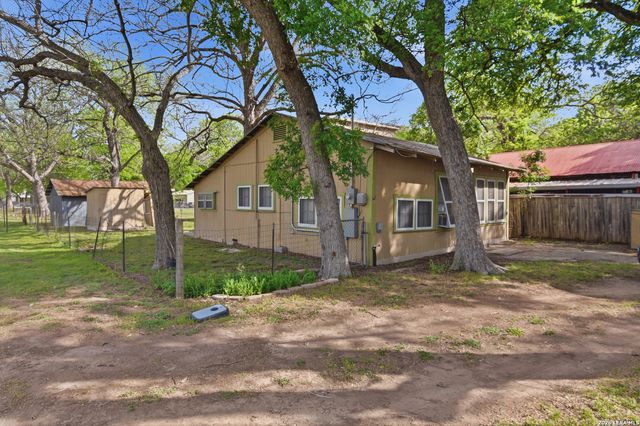 842 Burkett, Seguin, TX 78155