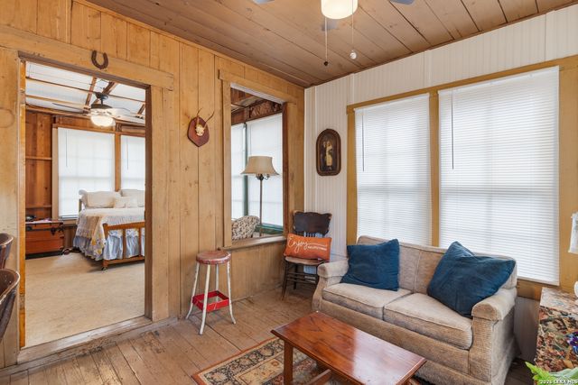 842 Burkett, Seguin, TX 78155