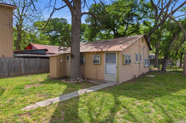 842 Burkett, Seguin, TX 78155