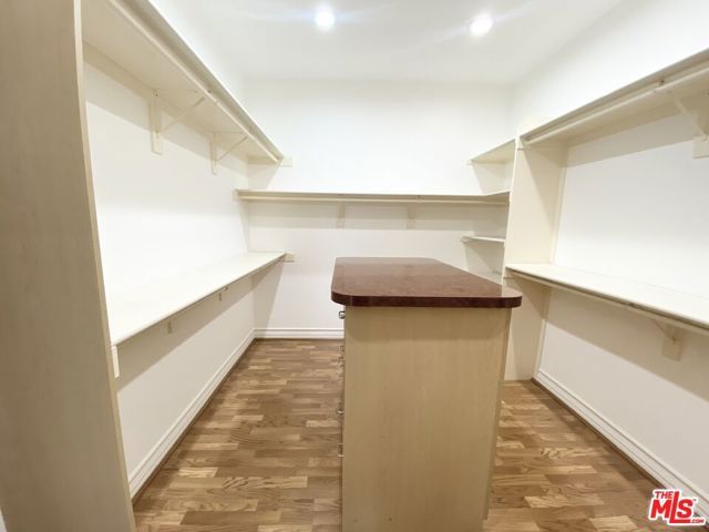 5960 Topeka Drive, Los Angeles, CA 91356