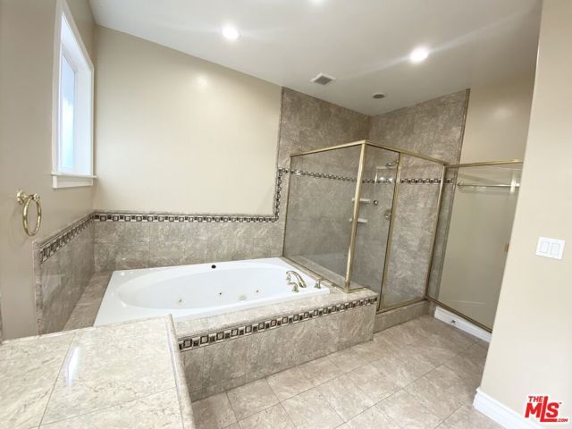 5960 Topeka Drive, Los Angeles, CA 91356