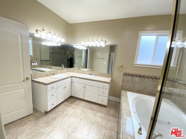 5960 Topeka Drive, Los Angeles, CA 91356