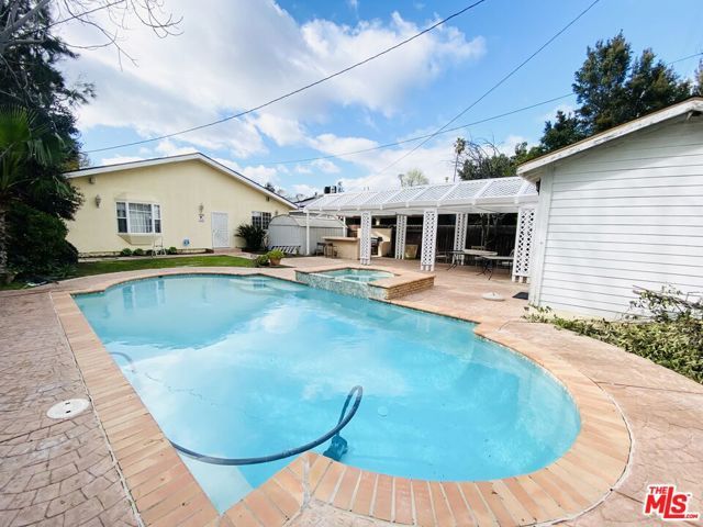 5960 Topeka Drive, Los Angeles, CA 91356