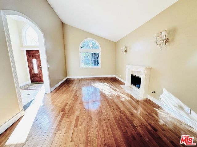 5960 Topeka Drive, Los Angeles, CA 91356