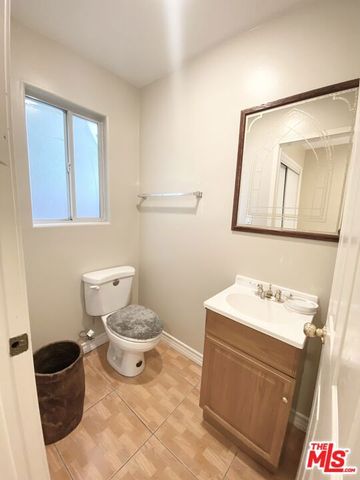5960 Topeka Drive, Los Angeles, CA 91356