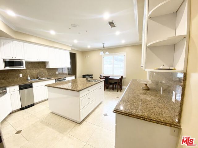 5960 Topeka Drive, Los Angeles, CA 91356