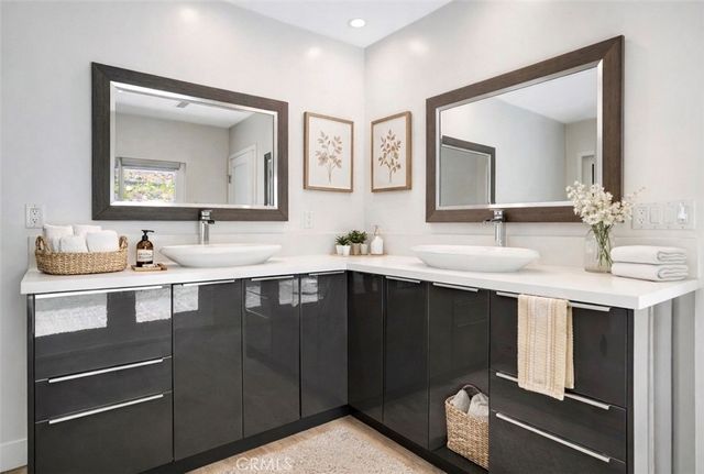 4450 Hayvenhurst, Los Angeles, CA 91436