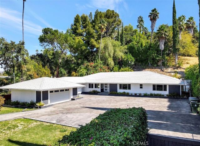 4450 Hayvenhurst, Los Angeles, CA 91436