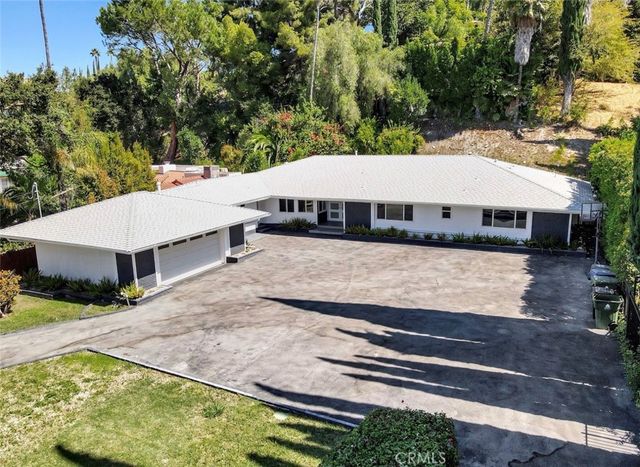 4450 Hayvenhurst, Los Angeles, CA 91436