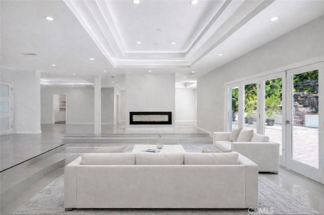 4450 Hayvenhurst, Los Angeles, CA 91436