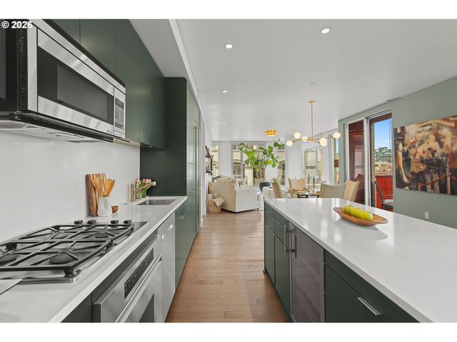 937 Nw GLISAN St 430, Portland, OR 97209