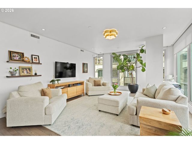 937 Nw GLISAN St 430, Portland, OR 97209