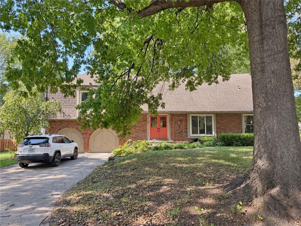 12836 Saint Andrews Drive, Kansas City, MO 64145