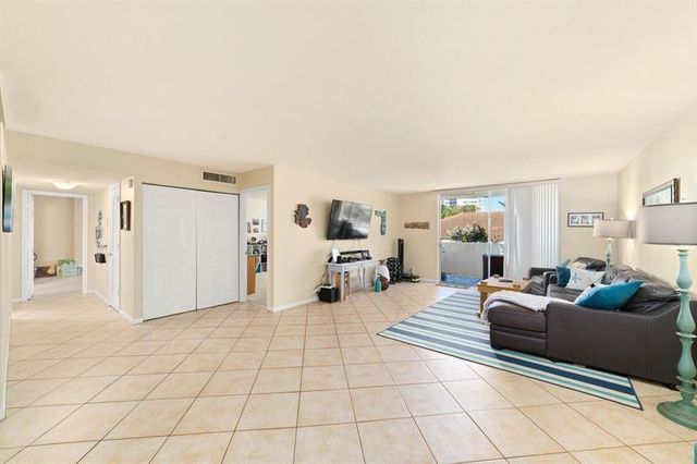 1000 SPANISH RIVER Road 2P, Boca Raton, FL 33432