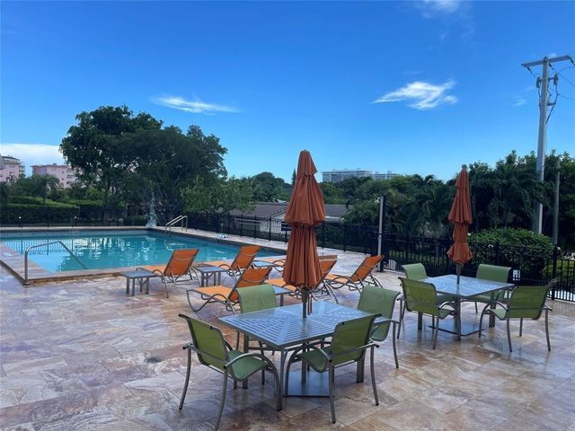 1000 SPANISH RIVER Road 2P, Boca Raton, FL 33432