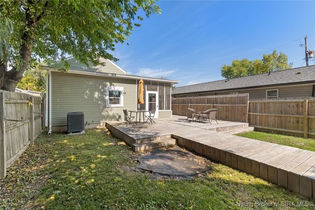 628 E Chestnut Street, Jeffersonville, IN 47130