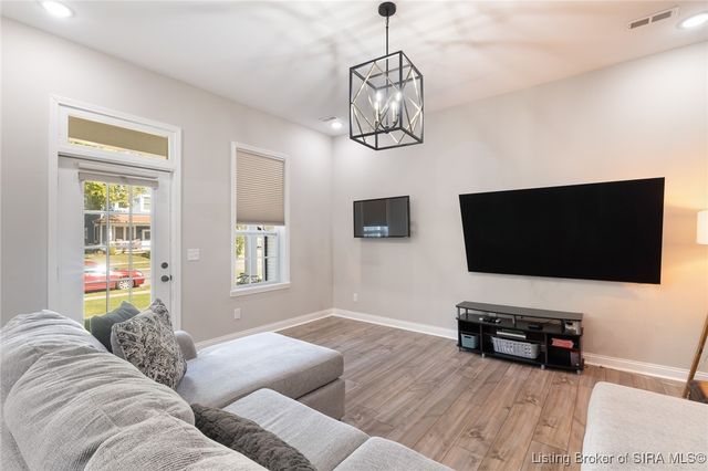 628 E Chestnut Street, Jeffersonville, IN 47130