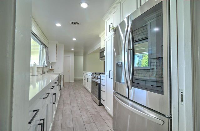 2252 W Benjamin Holt Dr, Stockton, CA 95207