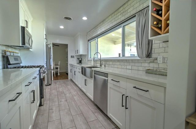 2252 W Benjamin Holt Dr, Stockton, CA 95207