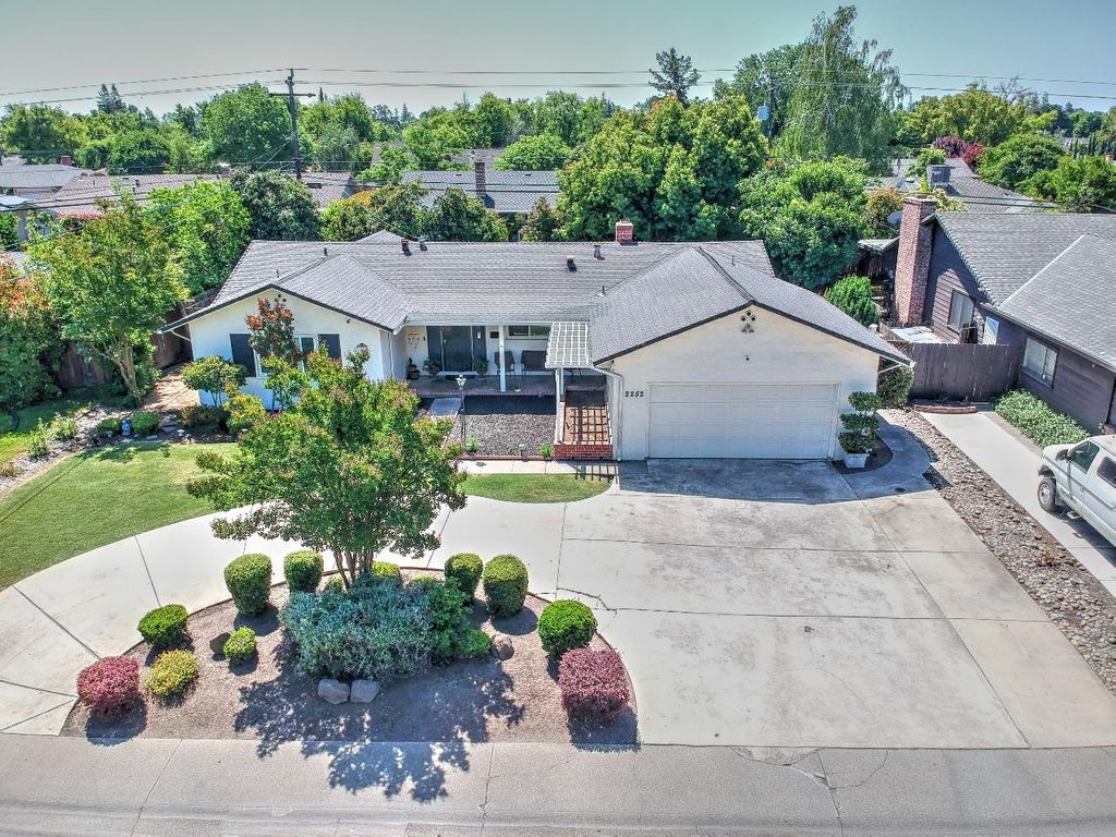 2252 W Benjamin Holt Dr, Stockton, CA 95207