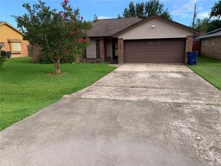 2709 8th Avenue N, Texas City, TX 77590
