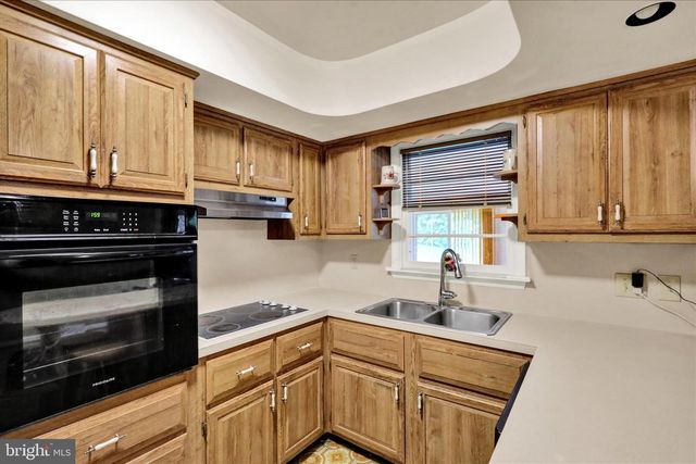 523 BEAN BLOSSOM DR, Lancaster, PA 17603