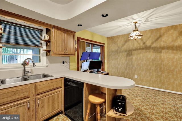 523 BEAN BLOSSOM DR, Lancaster, PA 17603