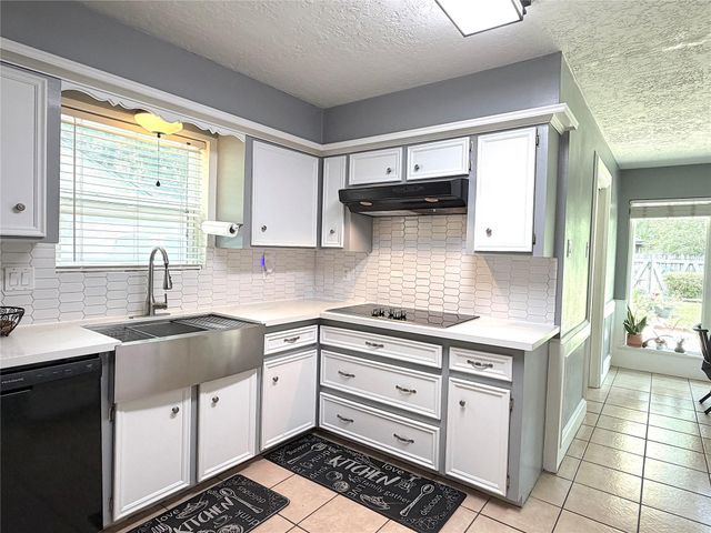 1402 Trailwood Village Drive, Houston, TX 77339