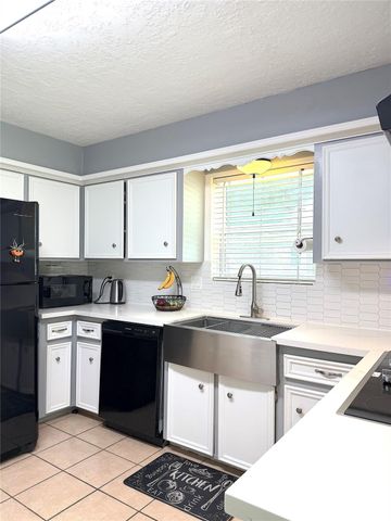 1402 Trailwood Village Drive, Houston, TX 77339