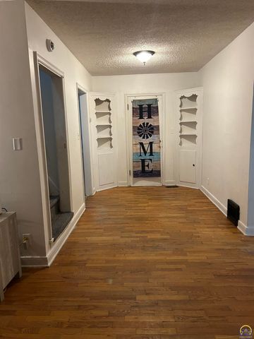 910 SW Randolph AVE, Topeka, KS 66606