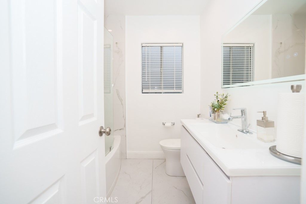 Image 12 of property listing at 15500 Chatsworth Street, San Fernando, CA 91345