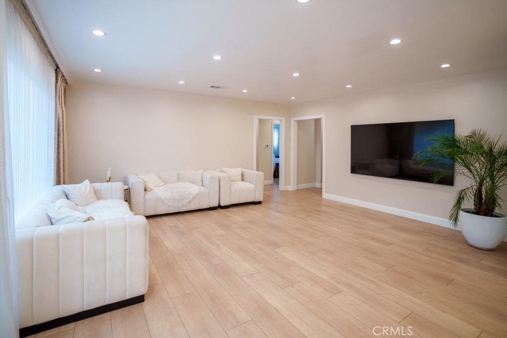 Image 4 of property listing at 15500 Chatsworth Street, San Fernando, CA 91345