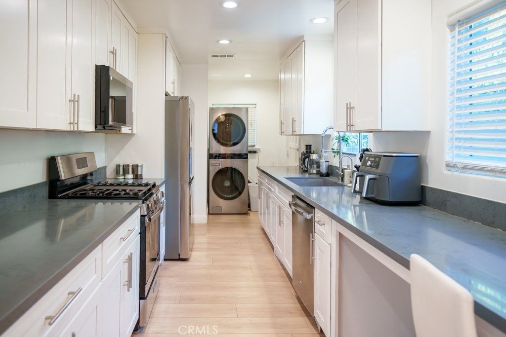 Image 7 of property listing at 15500 Chatsworth Street, San Fernando, CA 91345
